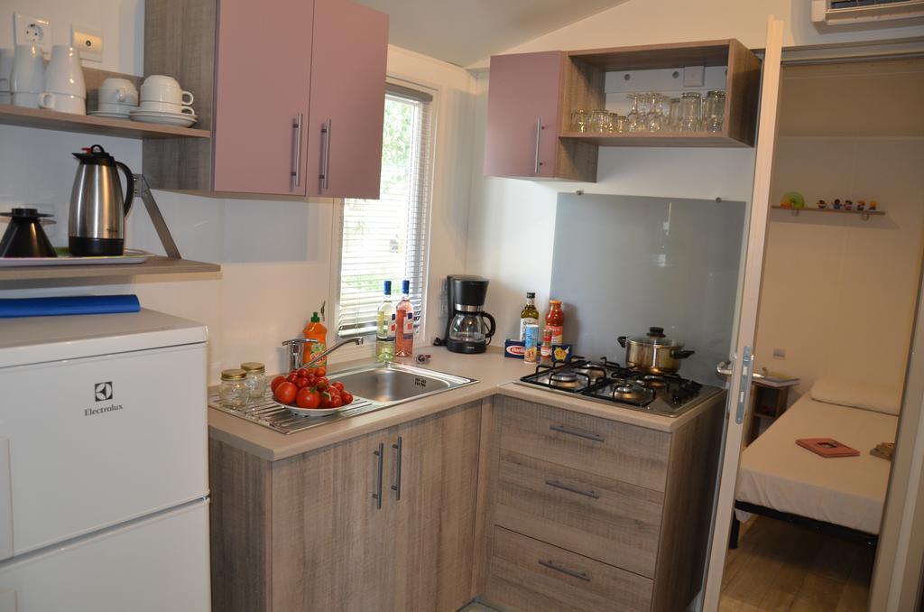 Happy Camp Mobile Homes In Domaine La Yole Camping Lodge Valras-Plage Room photo