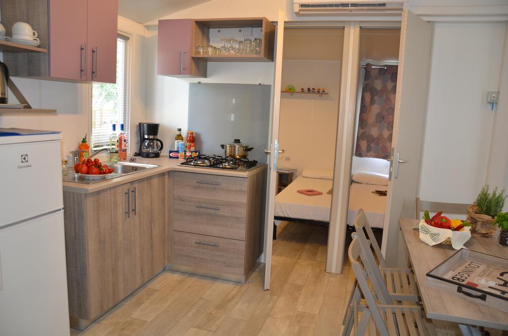 Happy Camp Mobile Homes In Domaine La Yole Camping Lodge Valras-Plage Room photo