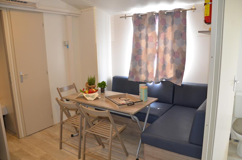 Happy Camp Mobile Homes In Domaine La Yole Camping Lodge Valras-Plage Room photo